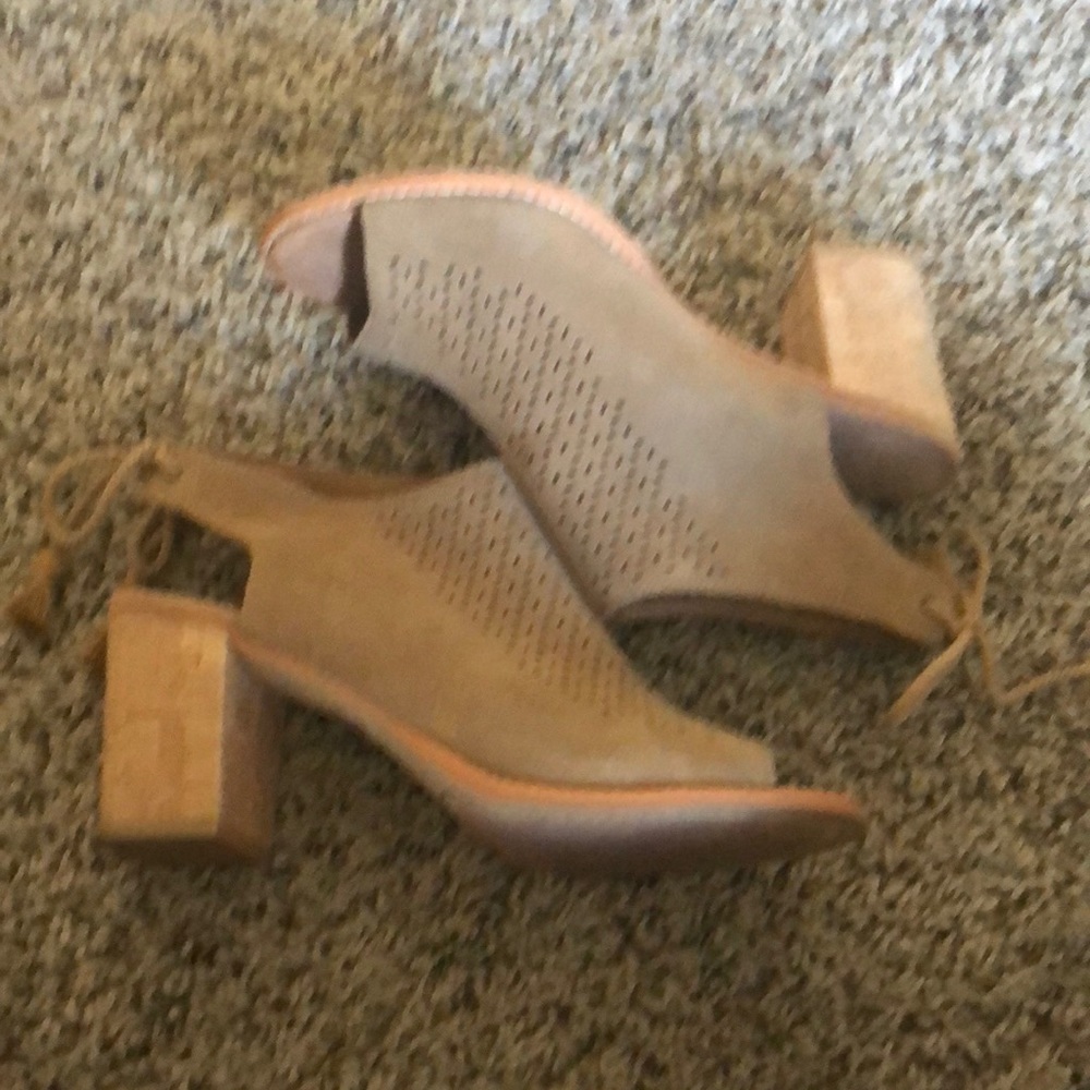 Beautiful genuine leather Tom sandal.